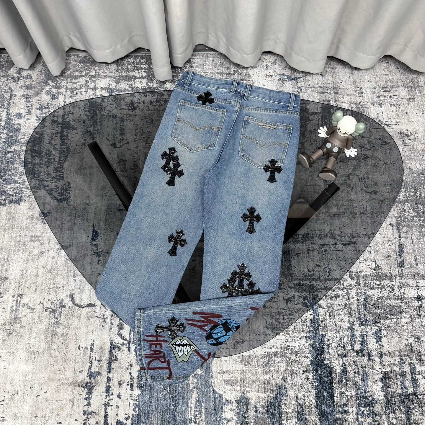P240 Chrome hearts print stitching black leather classic washed jeans. Really restores the ultimate vintage texture. Three-dimensional version. Loose and comfortable, not picky on the figure. Looks taller and slimmer. Factory precision. Original factory quality control. Same style for men and women. Can be matched with couples. Versatile recommendation. Must-have jeans for all seasons. Fashionistas have been disappointed. From the quality selection of fabrics, the tailoring of details, and the matching of patterns, they are all impeccable! The upper body is so handsome when worn...it can be easily worn by men, women and children! The craftsmanship is made of heavy-duty washed pure cotton denim fabric. After washing, it is soft and thick. It is very stylish when worn on the body. Color: blue Size: 28 30 32 34 36